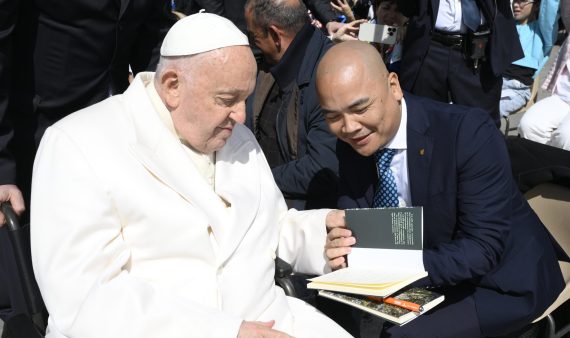 Giáo Hoàng pope gặp HHT_Ảnh bìa